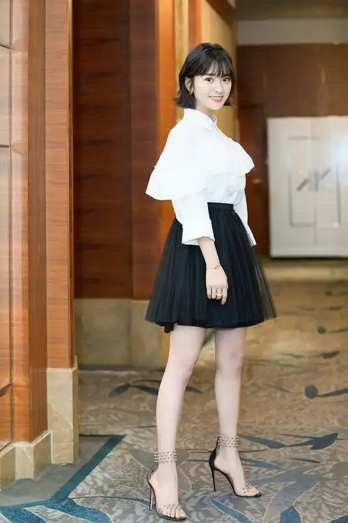 沈月被网友嫌不够漂亮,又矮腿又粗,杉菜难道不就是她这个样子吗