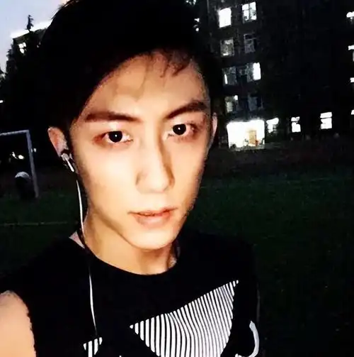 黄景瑜16岁辍学打工半路出道爆火娱乐圈从不在父母面前流泪