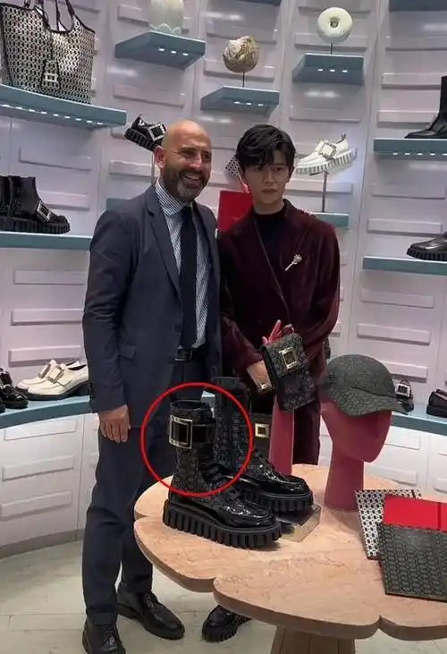 178cm任嘉伦出席活动,穿5cm增高鞋仍瘦小,听不懂英文太尴尬!