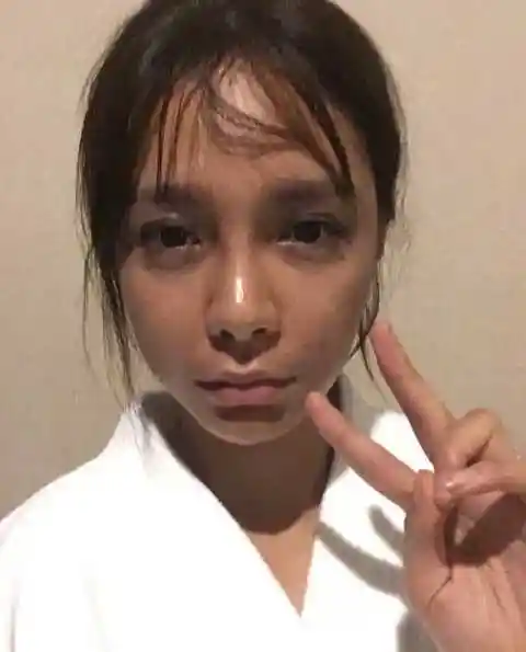 沈梦辰晒自拍素颜照皮肤黝黑完全没有偶像包袱