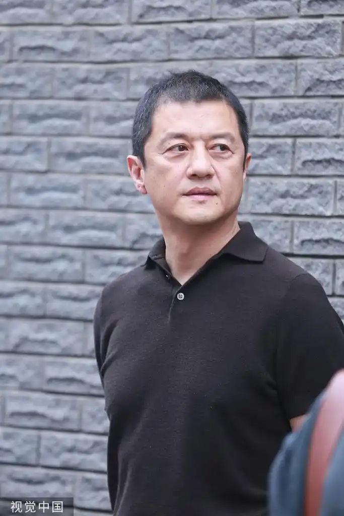 组图:50岁李亚鹏寸头造型亮相 对镜头点赞状态好