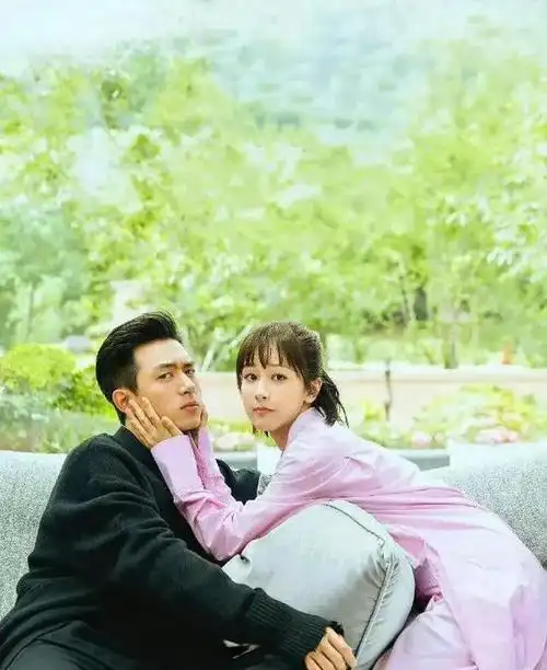 这一天,李现转发了21年前的庆生微博,为杨紫送上了最真挚的祝福.