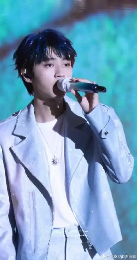 王俊凯今天蓝发剩下的盛夏focus