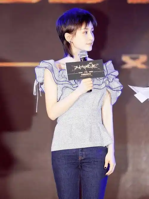 王子文又靠穿搭美出圈一字肩衣配喇叭裤穿出大长腿惊艳了