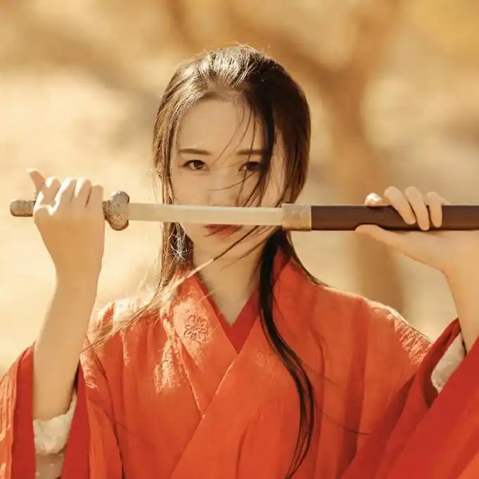 执剑红衣女侠_古风头像图片_扣扣居
