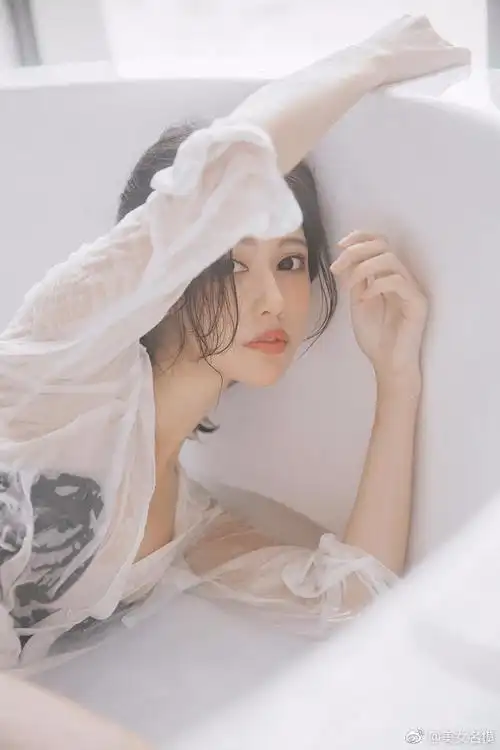 性感美女浴室湿身诱惑写真看着有一种让人心动的感觉