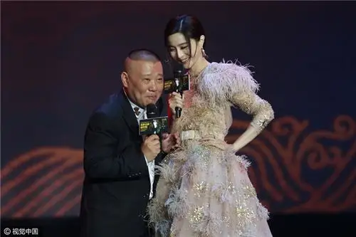 范冰冰羽毛裙优雅亮相 与郭德纲同框身高差萌
