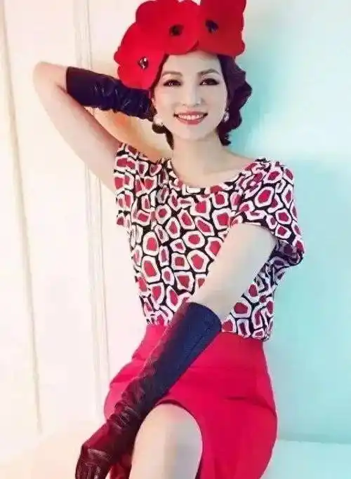 董卿最想删的照片,儒雅端庄气质全无,抽烟烫头艳装似中年贵妇?