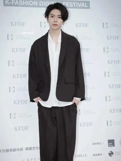 关于yu杨宇腾对脸奶萌拍全身才看得出182