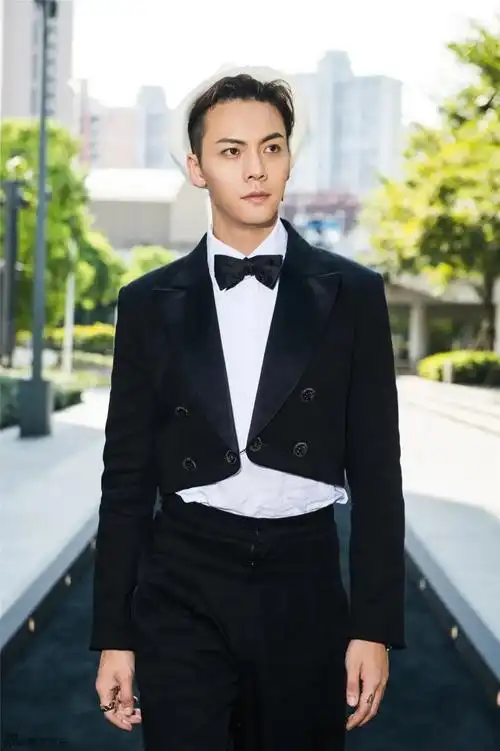 陈伟霆|陈伟霆帅气造型,穿海军蓝西装格调高级,型男魅力360度无死角