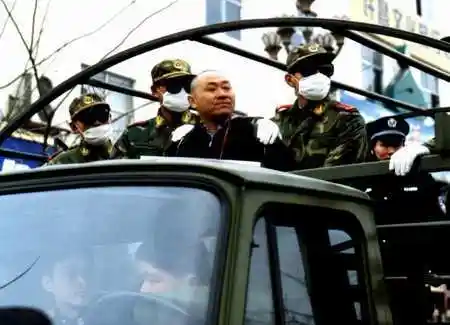 李全印(中)被验明正身,押赴刑场执行枪决  newsphoto供图