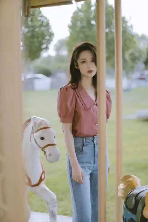 12 搜狐娱乐讯 6月3日,李沁在某社交平台晒出一组夏日写真美照,李沁穿