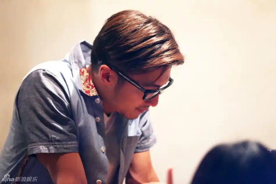 组图:十二道锋味谢霆锋被鸡调戏阿sa变挤奶娘_高清图集_新浪网