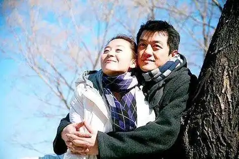 消沉了一段时间后,柯蓝跟"音乐才子"李泉官宣了恋情.