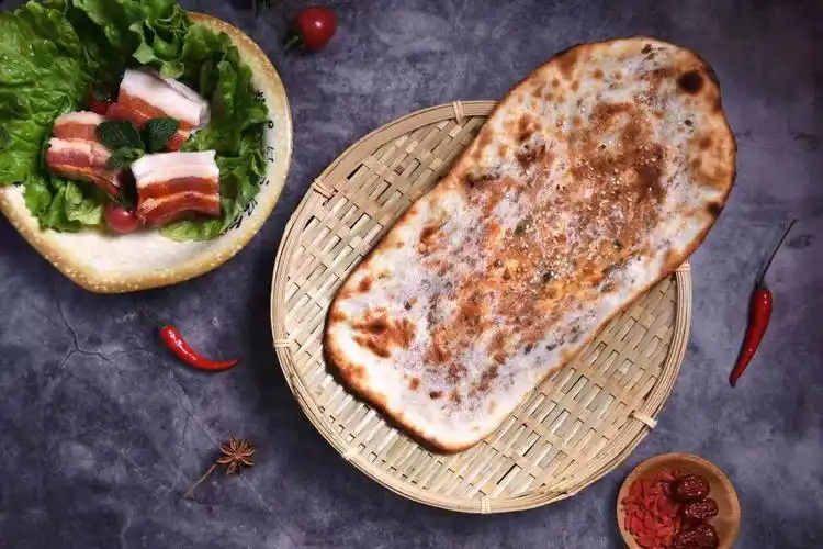 行走江湖,吃盔是福!食品一部面食组新引进围炉锅盔,欢迎您前来品尝