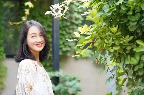 朱丹近照二胎孕肚隆起眼神温柔似水