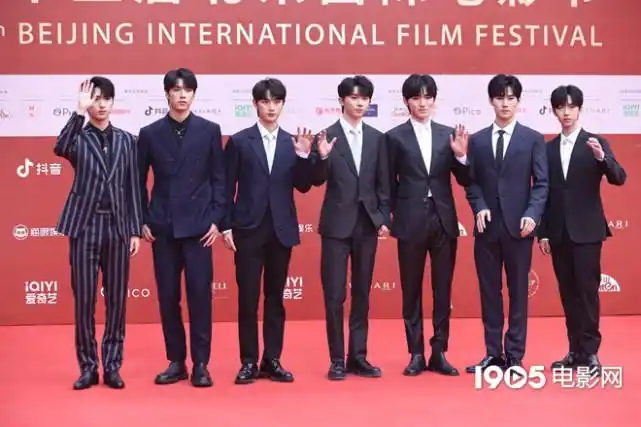 时代少年团亮相北影节红毯 全员西装帅气逼人!_腾讯新闻