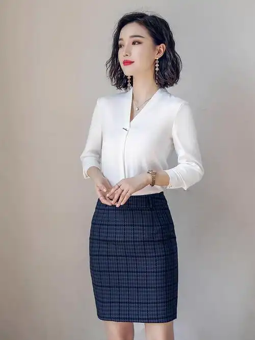 丰富了细腻的知性女人韵味,垂坠挺恬,直筒短款版型,优雅时柔而不娇