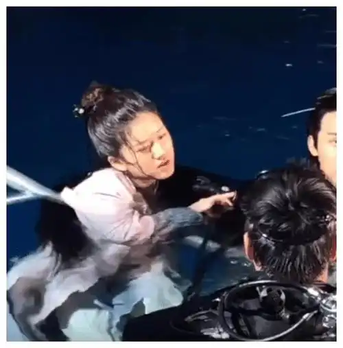 赵露思到底多敬业?拍落水戏泡到脱妆,"素颜照"展露真实一面