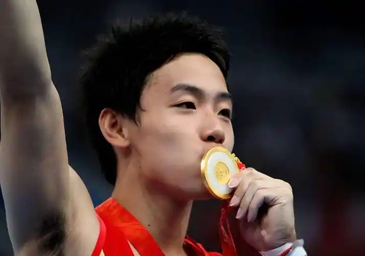 奥运冠军因女友诈骗5800万,被迫提前退役,8年后以大校身份回归_肖钦来