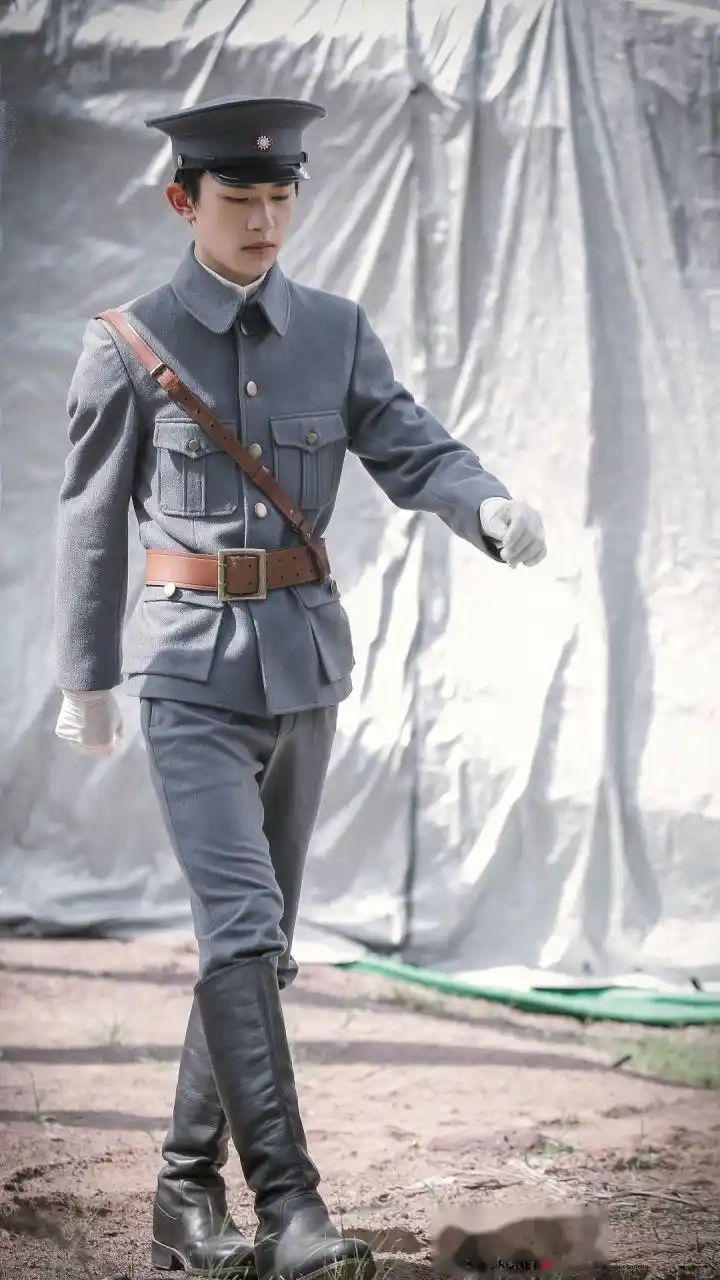 易烊千玺军装, 一身正气十足, 神采刚毅凌然, 尽显英雄风采!