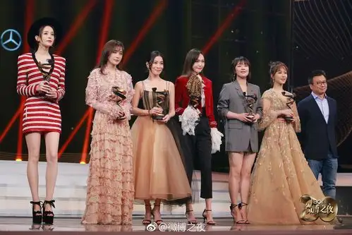 原创杨紫邓伦同框迪丽热巴李易峰又拿奖这场盛典简直是修罗场