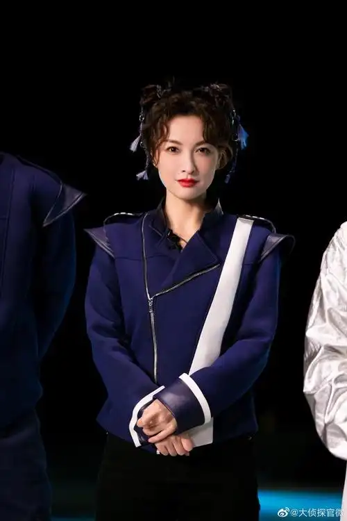 吴昕大侦探新的剧照吴机长扎着丸子头的造型好可爱啊