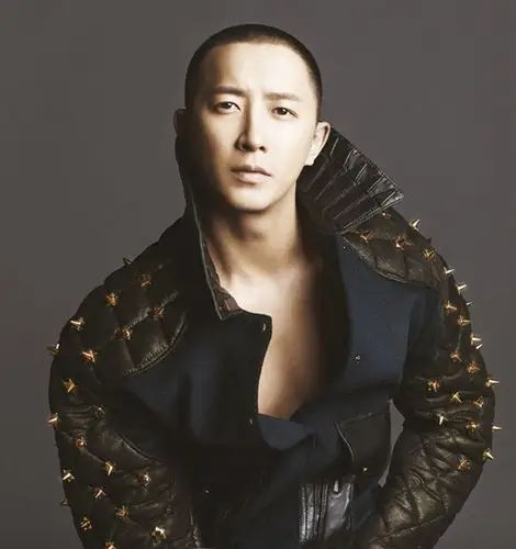 韩庚以超短发造型拍写真 展三十而立的成熟感