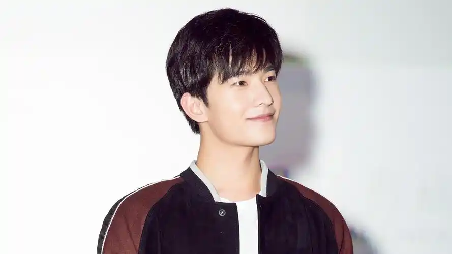 杨洋帅哥明星风尚壁纸8