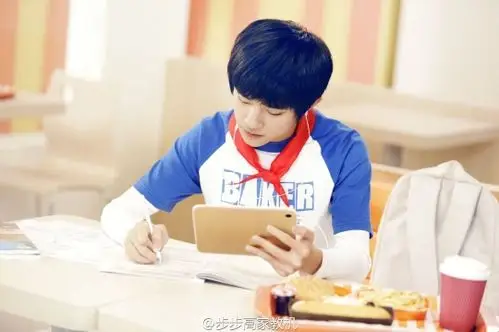 tfboys分享160109步步高家教机新广告剧照tfboys上演穿越戏码