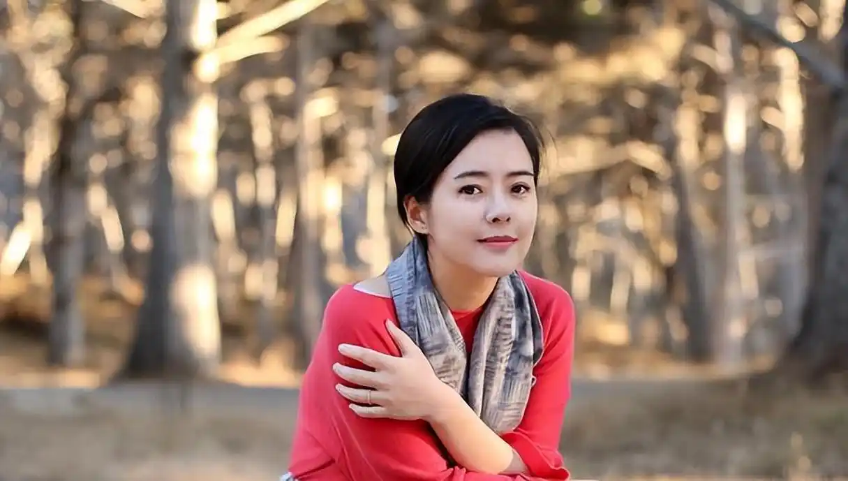 主持人陈辰罕晒全家福,41岁高龄生子,如今和小3岁老公似姐弟