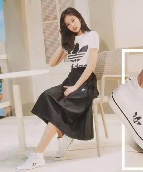 jennie写真照曝光,穿针织衫套装短裤,圆润美腿太抢镜了_白色_身材