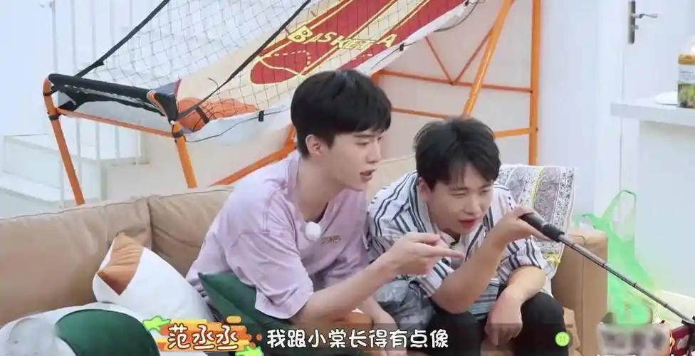 与刘雨昕玩亲亲卖萌,被郭麒麟耿直怼:你正经一点_范丞丞_赵小棠_节目