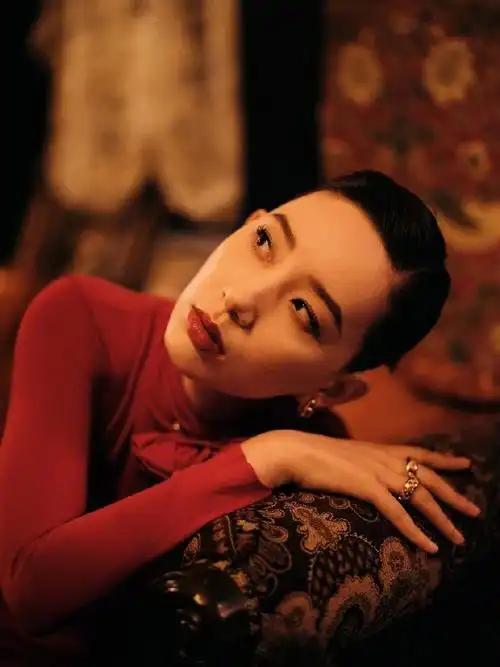 李斯丹妮露背红裙一秒穿回老上海##李斯丹妮voguefilm复古露背红裙