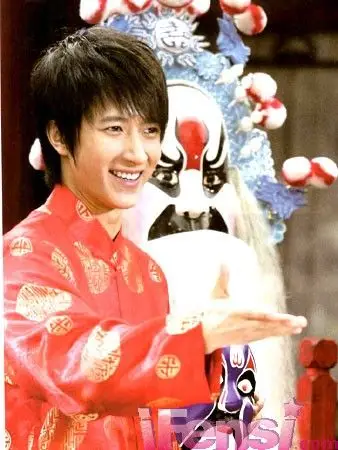 2008年奥运会唱红了《北京欢迎你》,mv中韩庚手执墨宝一袭红衣