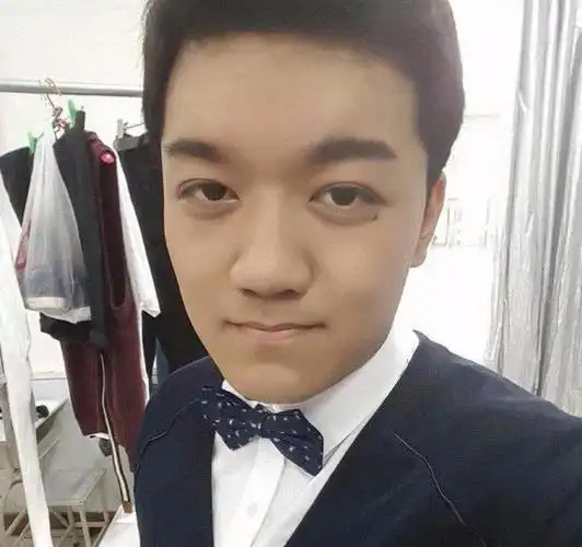 又一童星整容式长大22岁尤浩然晒近照变瘦变帅颜值暴涨