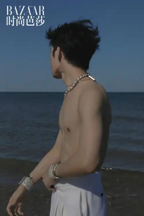 井柏然肌肉线条也太好了,很符合特警形象,再来欣赏一波