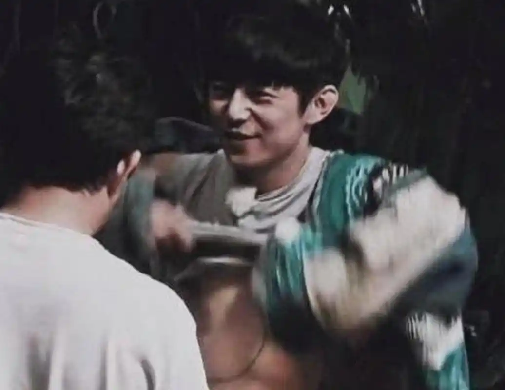 何炅的腹肌很清晰啊!