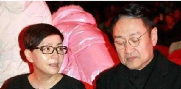 在第三任丈夫的安慰下,宋丹丹可以平静地提起前夫英达,一笑置之.