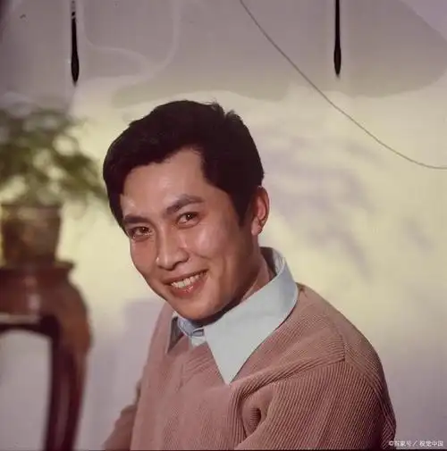 45岁的唐国强在对台词时听闻一事,连忙背着包包跑回了老家