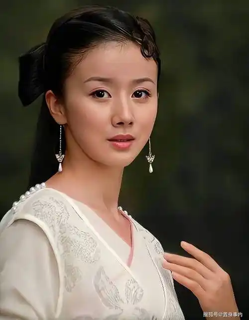 回想起自己演了这么多影视剧还是没挤进一线,孙菲菲便开始动起"小心思