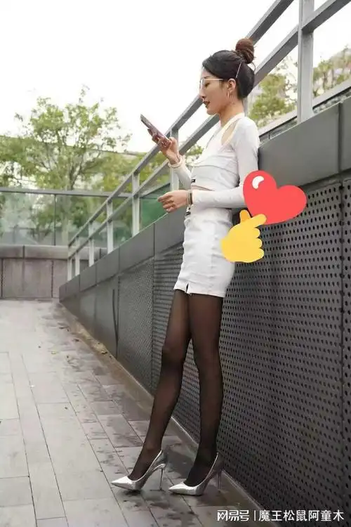 白色衣服套装搭配黑丝袜高跟鞋曼妙身材性感迷人