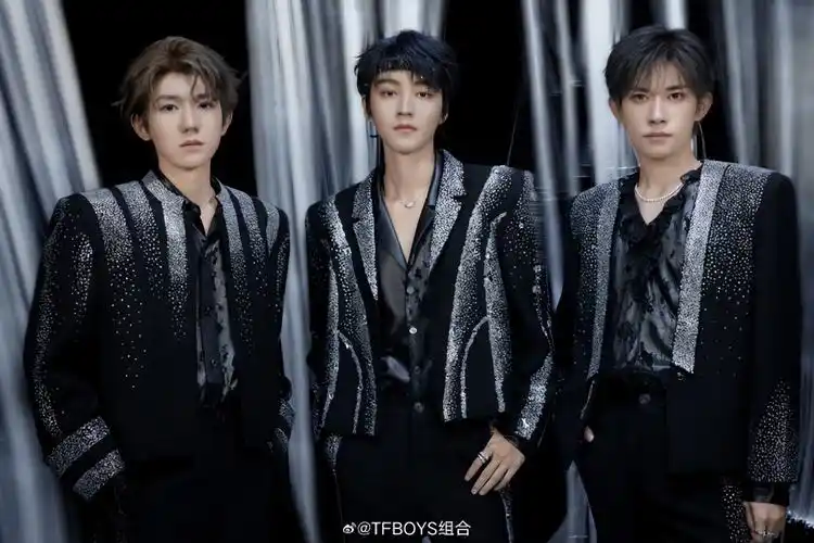 tfboys发布最新第二波演唱会造型:拥抱少年时吹来的清风,采撷星光点缀