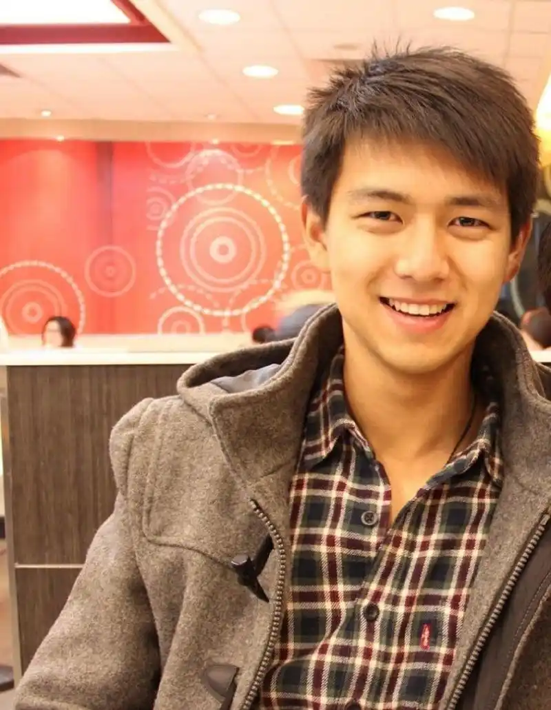 有网友翻出李现大学时期照片,有网友表示土帅土帅的亚子也是很优越的