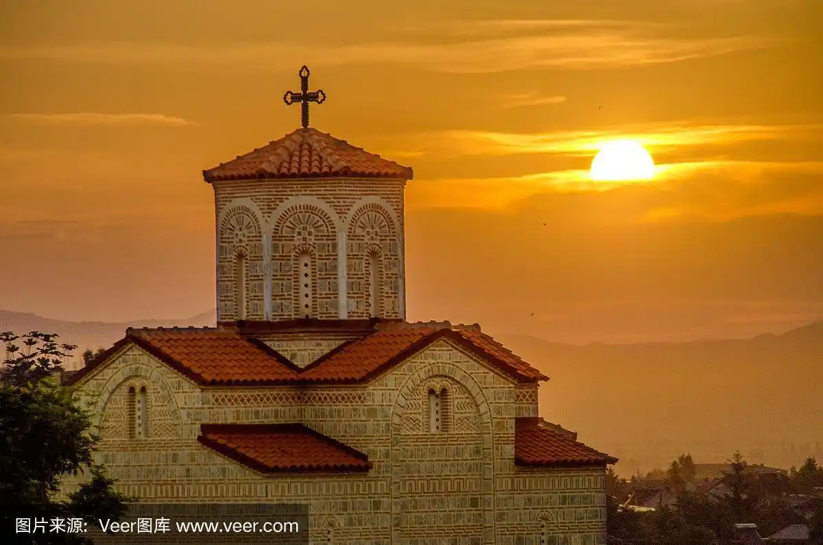 比托拉东正教圣阿塔纳西教堂后面的日出