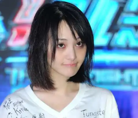 郑爽素颜参加活动不在乎黑眼圈痘痘,爽妹子瞪眼搞怪小表情不断