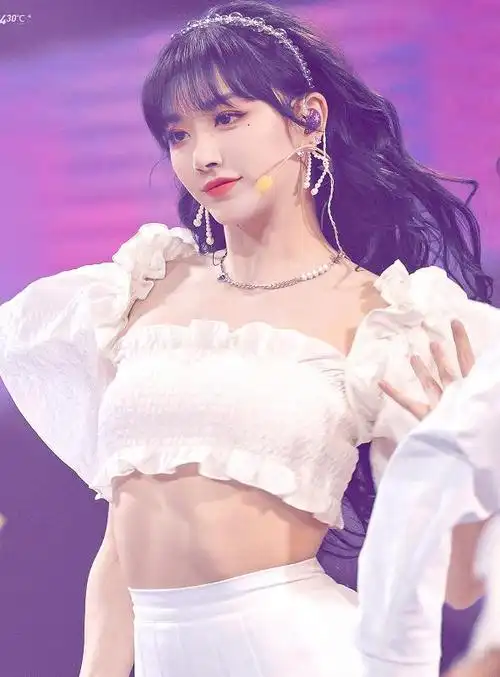 孔雪儿有多大胆?拿丝巾当上衣穿,叉腰一瞬,这身材谁"扛得住"