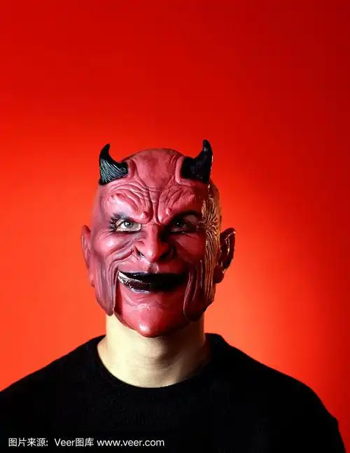一个戴着红色恶魔面具的人,戴着犄角对抗红色的后背