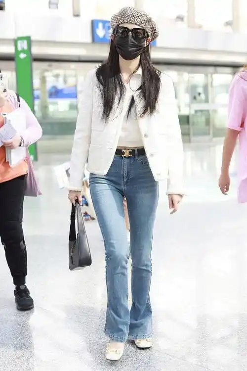 外搭一件chanel外套,下身穿着一条蓝色牛仔裤~秋天要注意保暖~徐璐这