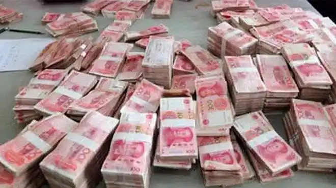 越南街头"神奇"现象,成捆"人民币"堆砌路边,竟无人敢偷!